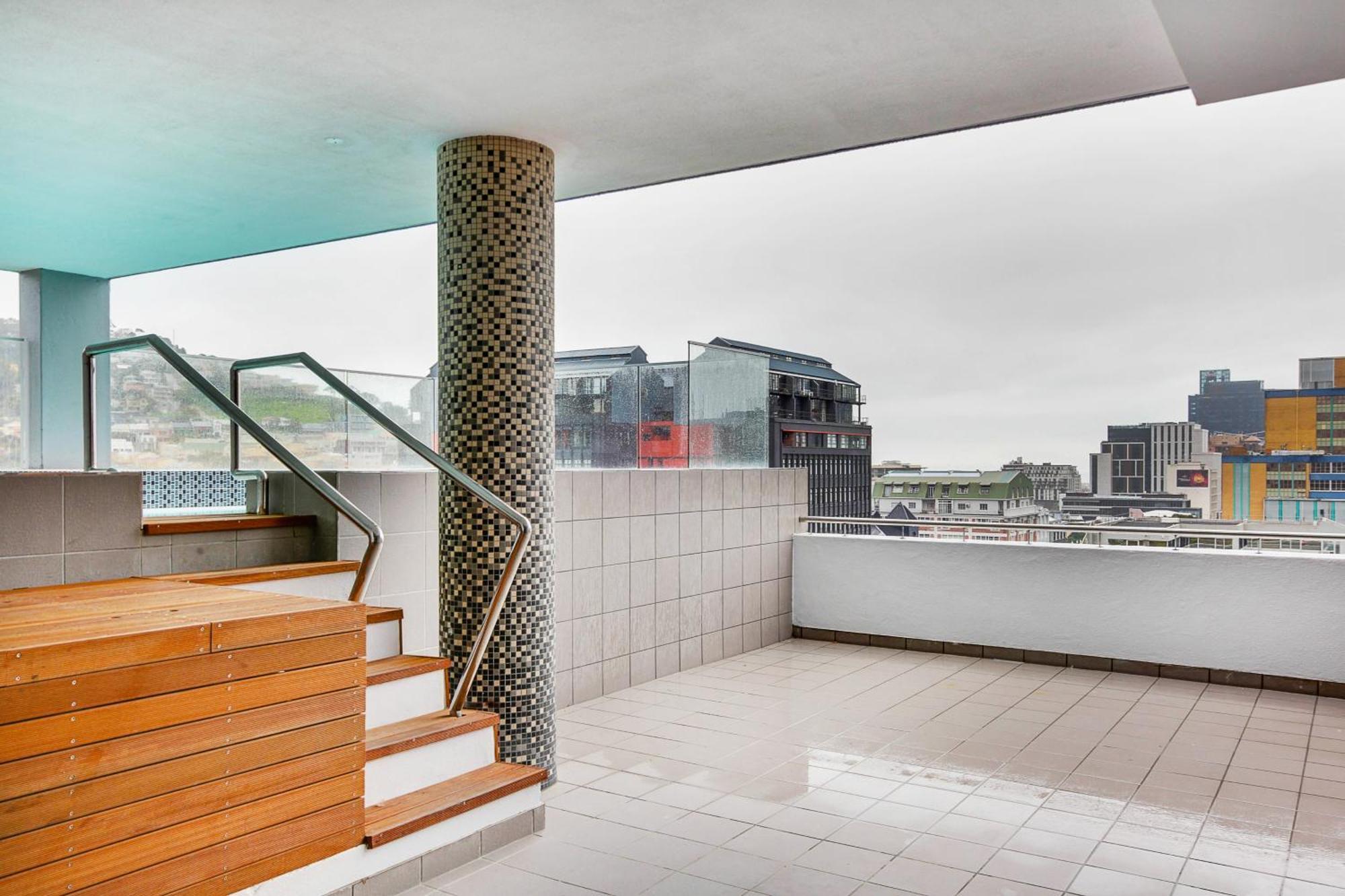 Backup-powered Stylish Near Table Mountain Apartment